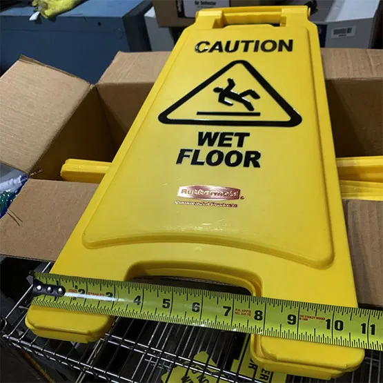 Biển báo CAUTION WET FLOOR Rubbermaid FG611277YEL (6)
