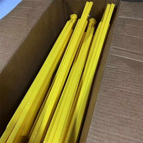 Biển báo CAUTION WET FLOOR Rubbermaid FG611277YEL (7)