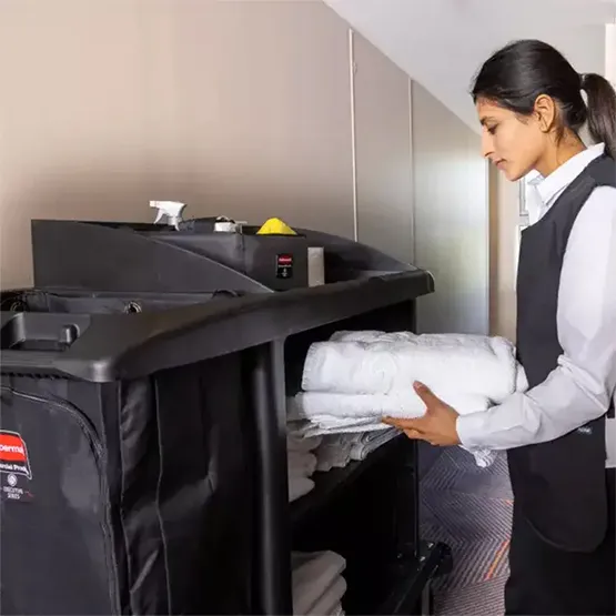 Xe làm vệ sinh buồng phòng tay đẩy 1 bên Rubbermaid FG619000BLA (3)