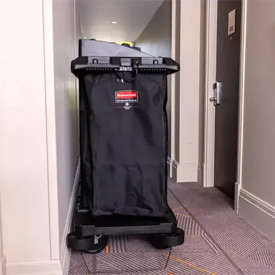 Xe làm vệ sinh buồng phòng tay đẩy 1 bên Rubbermaid FG619000BLA (4)